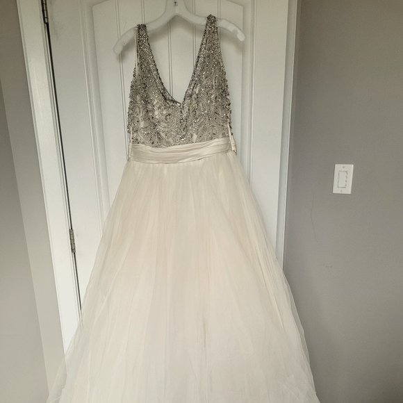 Dresses & Skirts - Wedding Dress and Veil